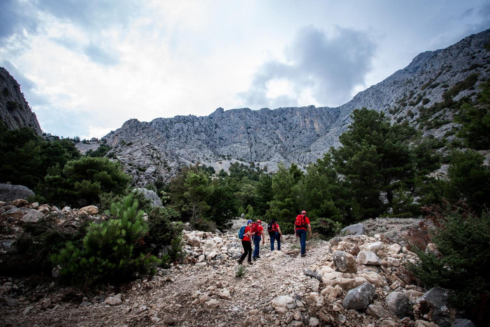 04.08.2020., Makarska - Preko dvjesto clanova HGSS-a vec peti dan traga za Poljakom koji je nestao na Biokovu na najnepristupacnijem podrucju te planine, s liticama visine i do 500 metara.Angazirano je i sest bespilotnih letjelica, tri potrazna tima s psima, kao i helikopter HRZ-a, te brojna lovacka i planinarska drustva koja su se dobrovoljno javila i ponudila pomoc.Photo: Milan Sabic/PIXSELL