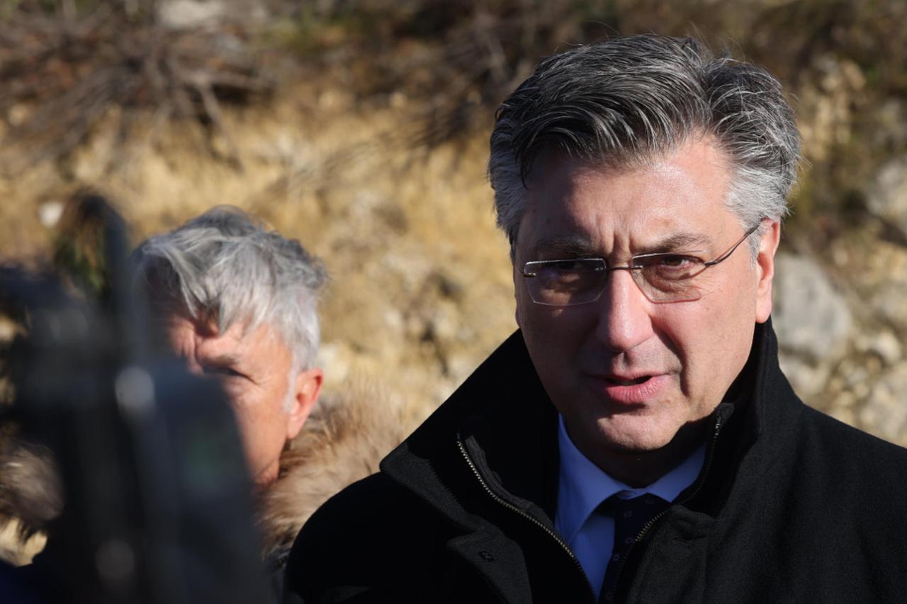 Plenković i Gotovina položili vijence kod Spomen obilježja na Maslenici