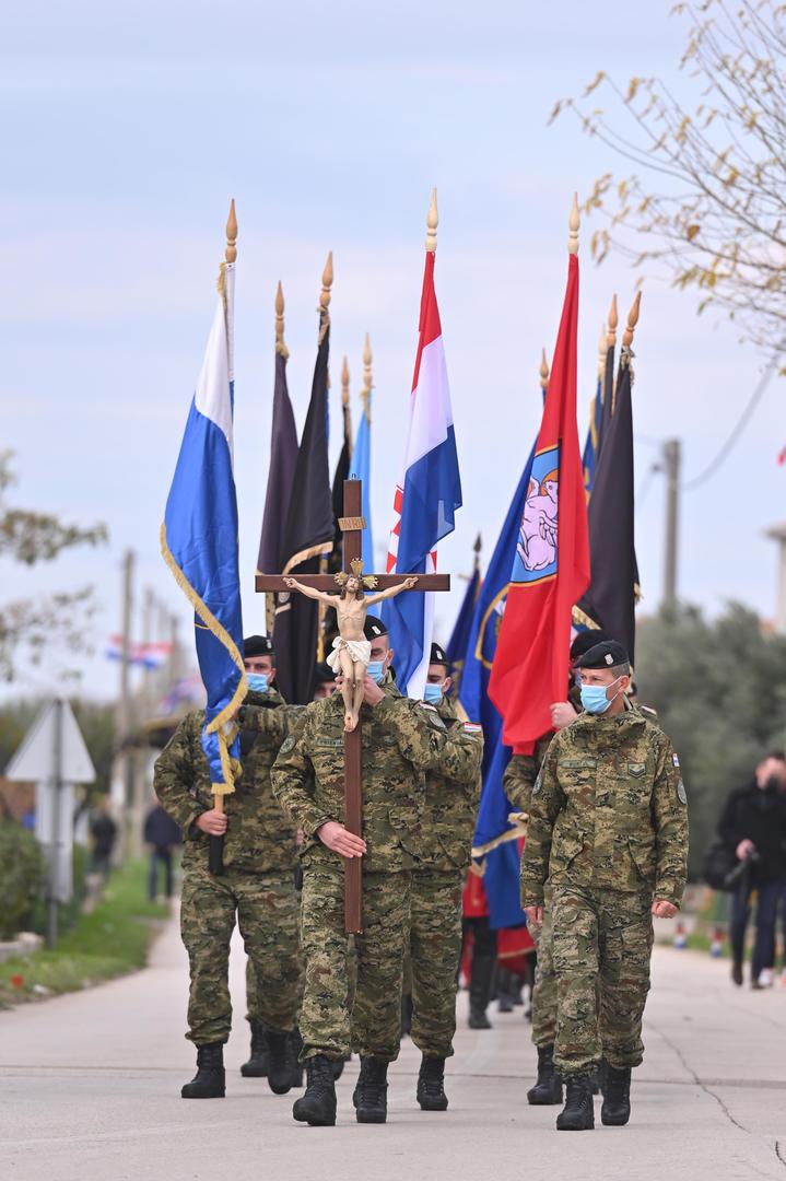 18.11.2021., Skabrnja - Kolonom sjecanja i polaganjem vijenaca na spomen obiljezje masovne grobnice obiljezava se 30. godisnjica stradavanja branitelja i civila. 