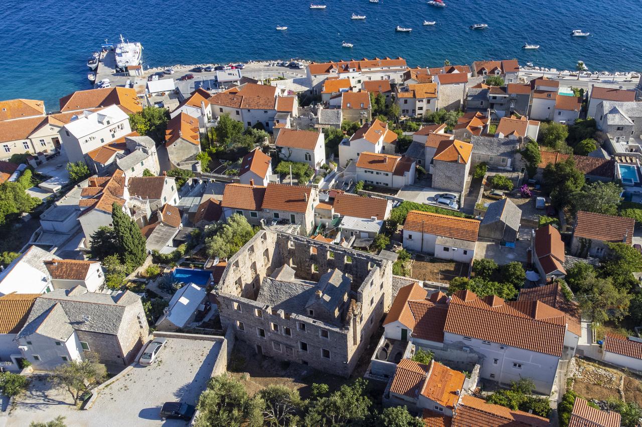 Fotografije iz zraka kuće u kući u Bolu na otoku Braču