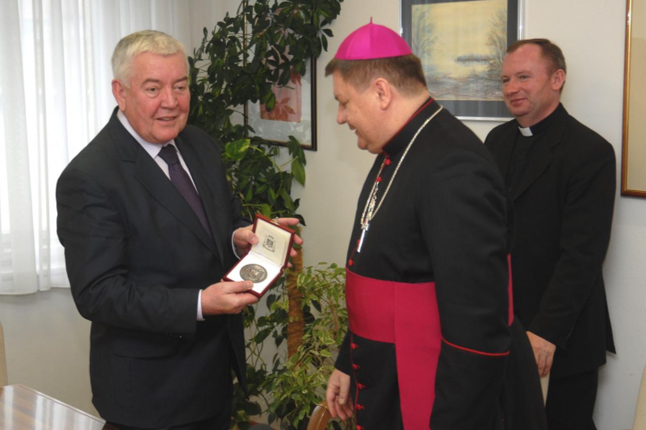 \'22.02.2011., Bjelovar - Bjelovarsko krizevacki biskup mons. Vjekoslav Huzjak (D) za prvog sluzbenog posjeta Zupaniji sastao se sa bjelovarsko-bilogorskim zupanom Miroslavom Cacijom (L) koji ga je up