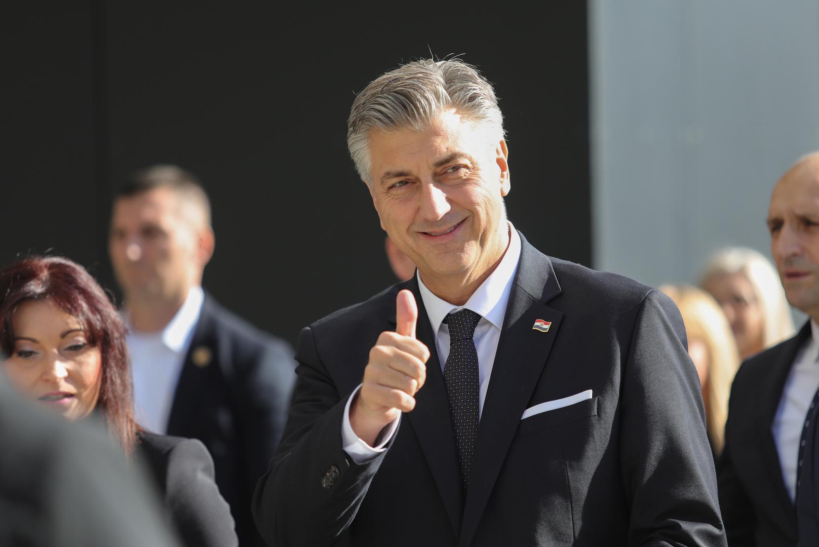 Svečanosti su nazočili potpredsjednici Vlade Oleg Butković i David Vlajčić, županijski i gradski čelnici, predstavnici osječkog Sveučilišta i drugi uzvanici. 