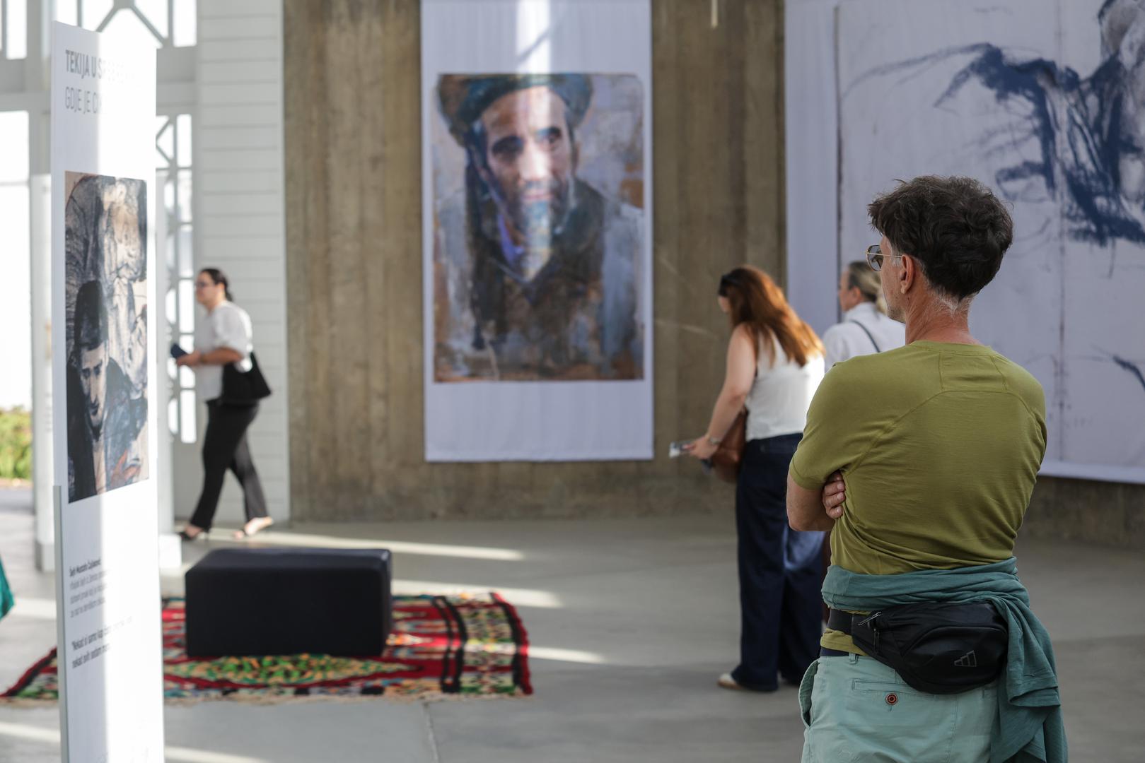 Mersad Berber (1940. - 2012.) je slikar, grafičar i tapiserist. Samostalno je izlagao širom svijeta i dobitnik je značajnih svjetskih nagrada za likovnu umjetnost. Posebno mjesto u njegovu opusu zauzima desetogodišnji ciklus posvećen tragediji Srebrenice