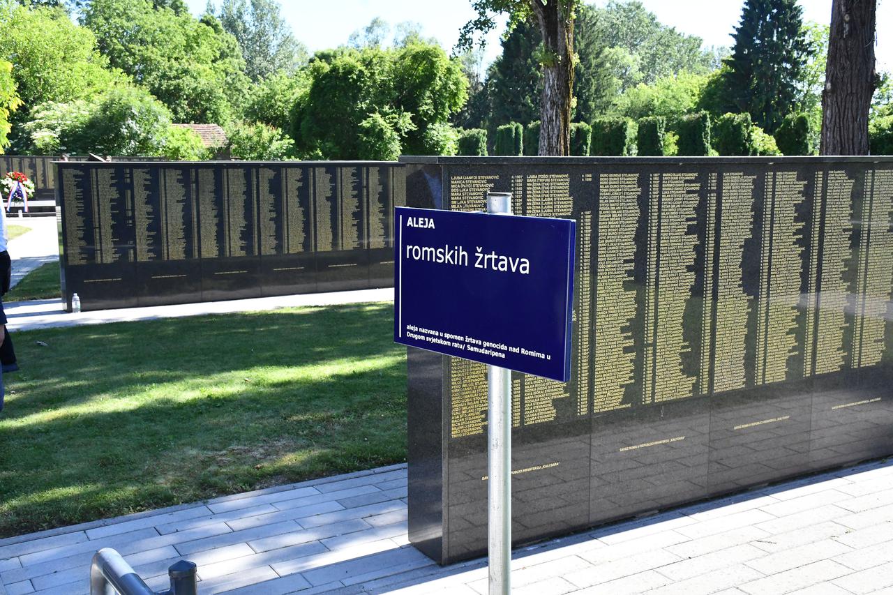 Predsjednik Zoran Milanović u posjeti Romskom memorijalnom centru Uštica
