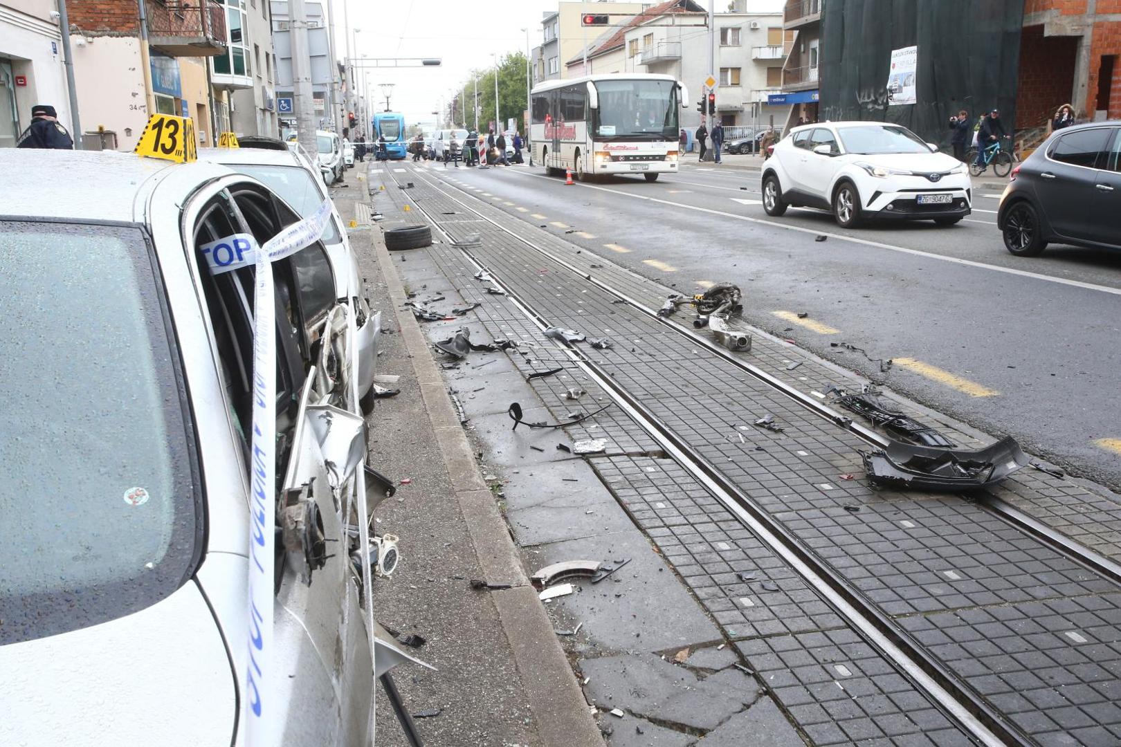 26.04.2021., Zagreb - Prometna nesreca na Aveniji Dubrava gdje je vozac osobnog automobila izgubio kontrolu nad vozilom, udario u nekoliko parkiranih vozila te se prevrnuo na krov. Photo: Matija Habljak/PIXSELL