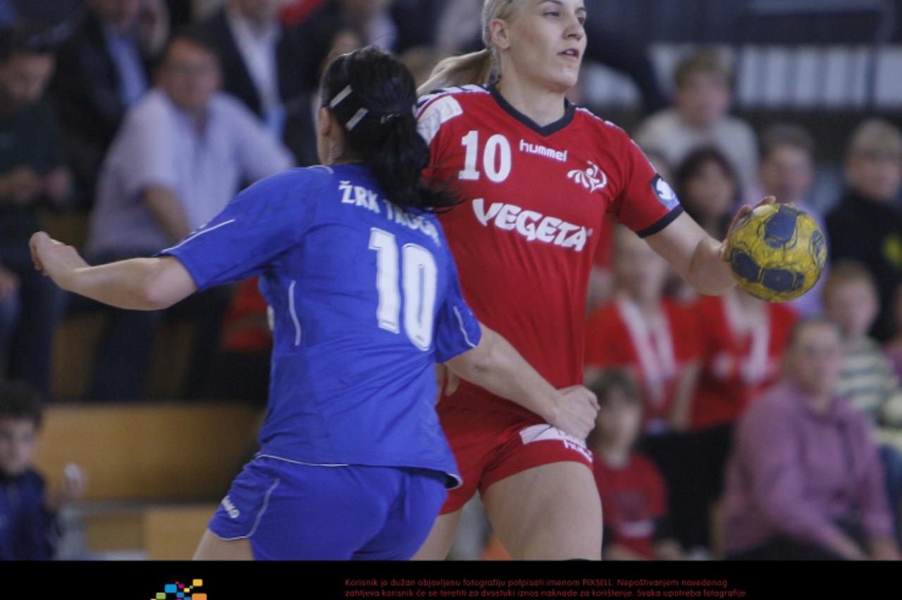 '17.4.2009., Ivanic Grad - Utakmica izmedju Podravke i Trogira. Igracica trogira Zana Coric pokusava sprijeciti igracicu podravke Anitu Gace. Photo: Stringer/Pixsell'