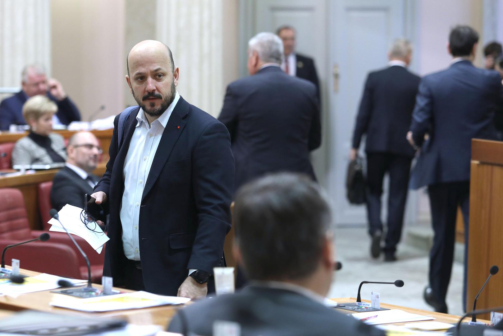 SDP-ov Gordan Maras nije se složio s prijedlogom zakona o Državnom inspektoratu kazavši kako se radi o podređivanju Sabora jednoj stranci, jednoj osobi. 
- Danas bi trebali raspravljati o ‘lex fotelji’, ‘lex Mikuliću’, ‘lex uhljebu’ o jednoj funkciji. Sabor bi trebao 33 zakona objediniti kako bi što prije HDZ stvorio jednu funkciju za svoga člana Andriju Mikulića - oštar je bio Maras.