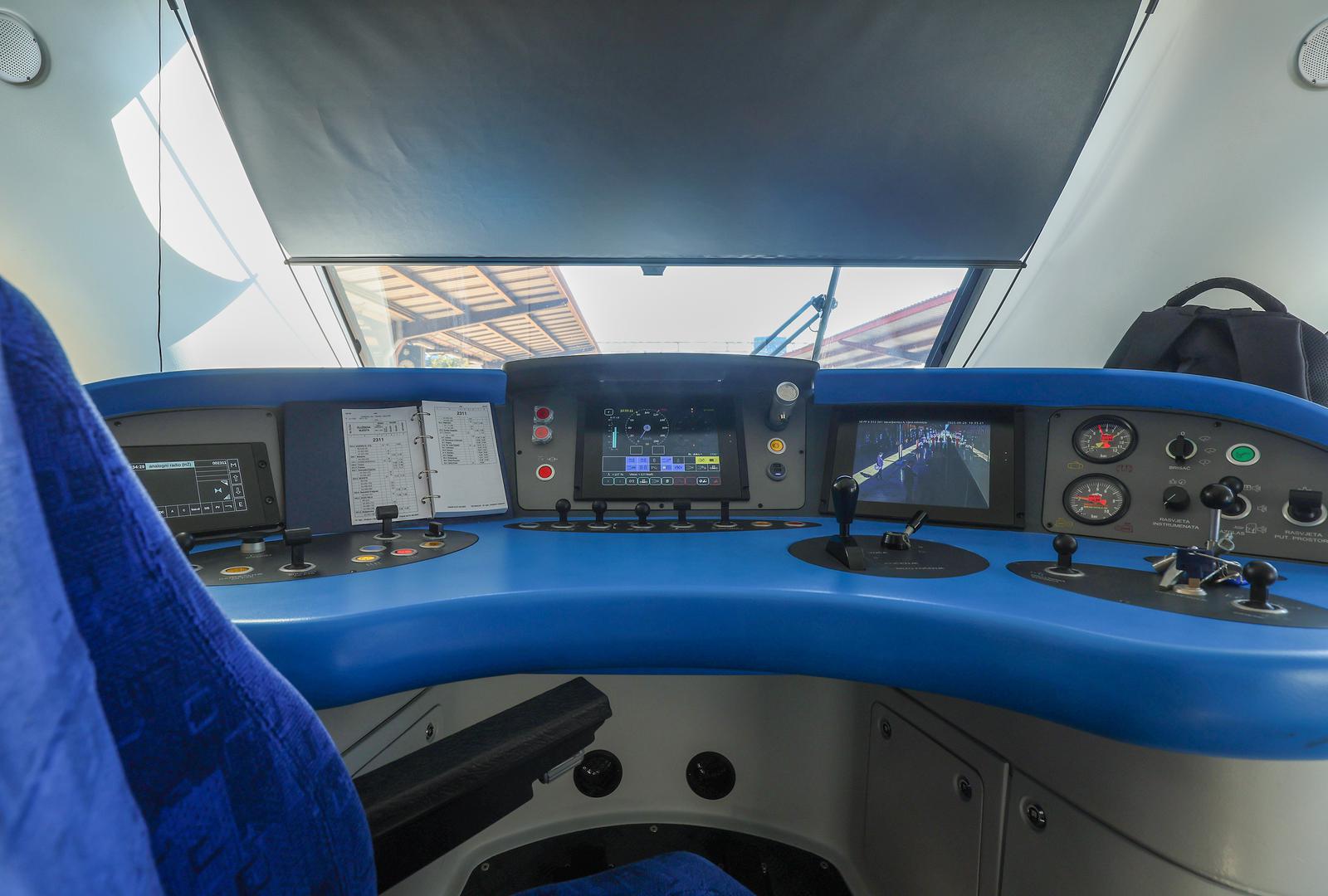 Predsjednik Uprave HŽPP-a Željko Ukić poručio je kako će novi zeleni vlakovi postupno zamijeniti stare dizelske garniture te da se već krajem godine očekuje dolazak novih dizel-motornih vlakova, dok će od 2026. na pruzi Zagreb – Split voziti i šest hibridnih komfornih vlakova. 

