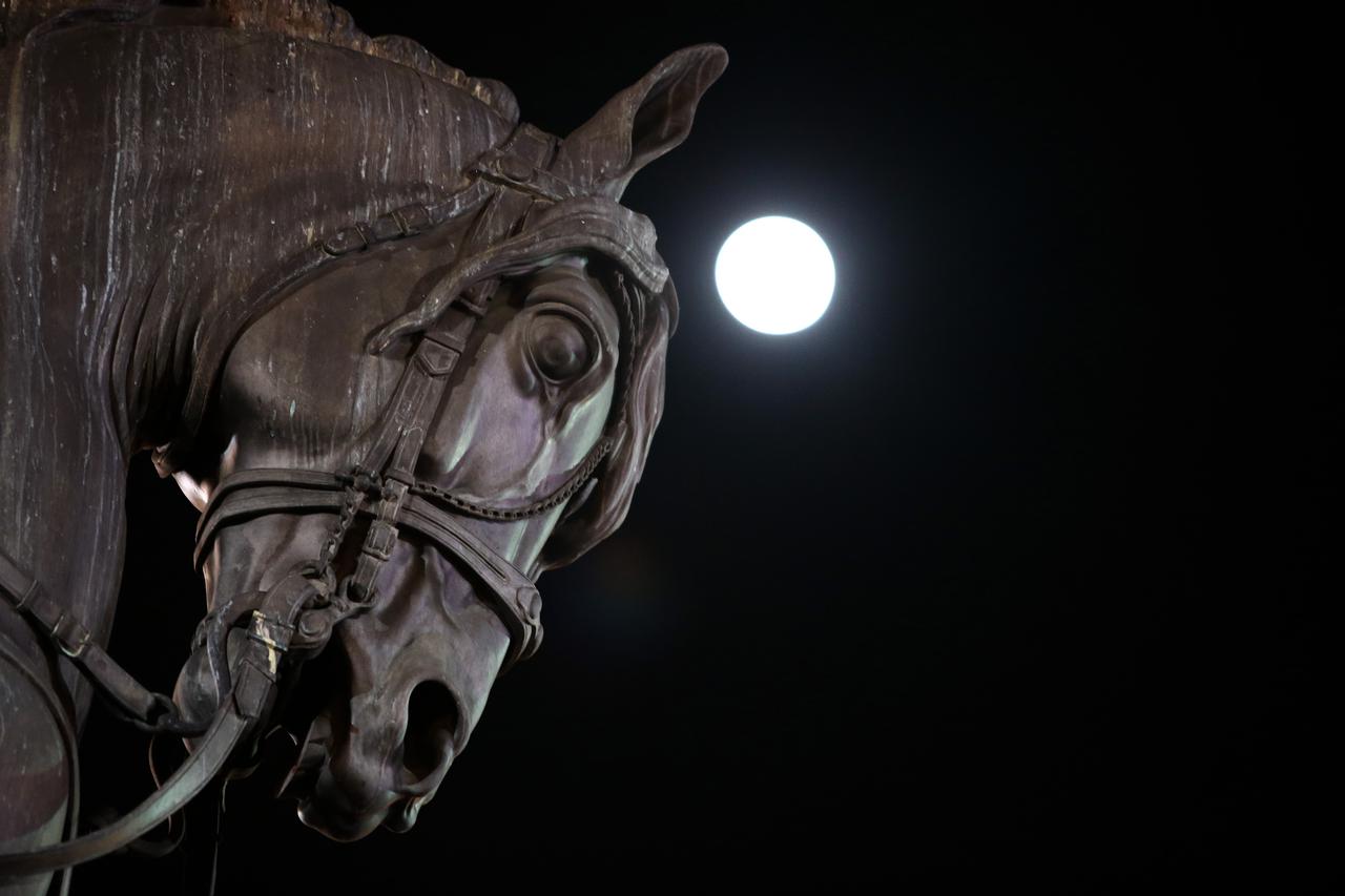 14.11.2016., Zagreb - Super Mjesec pojavio se i iznad samog centra grada. Astronomski spektakl u kojem je Mjesec ove noci najblize zemlji u posljednjih 86 godina. Mjesec ce danas od Zemlje biti udaljen samo 356.508 km i trebao bi nam se ciniti puno veci i