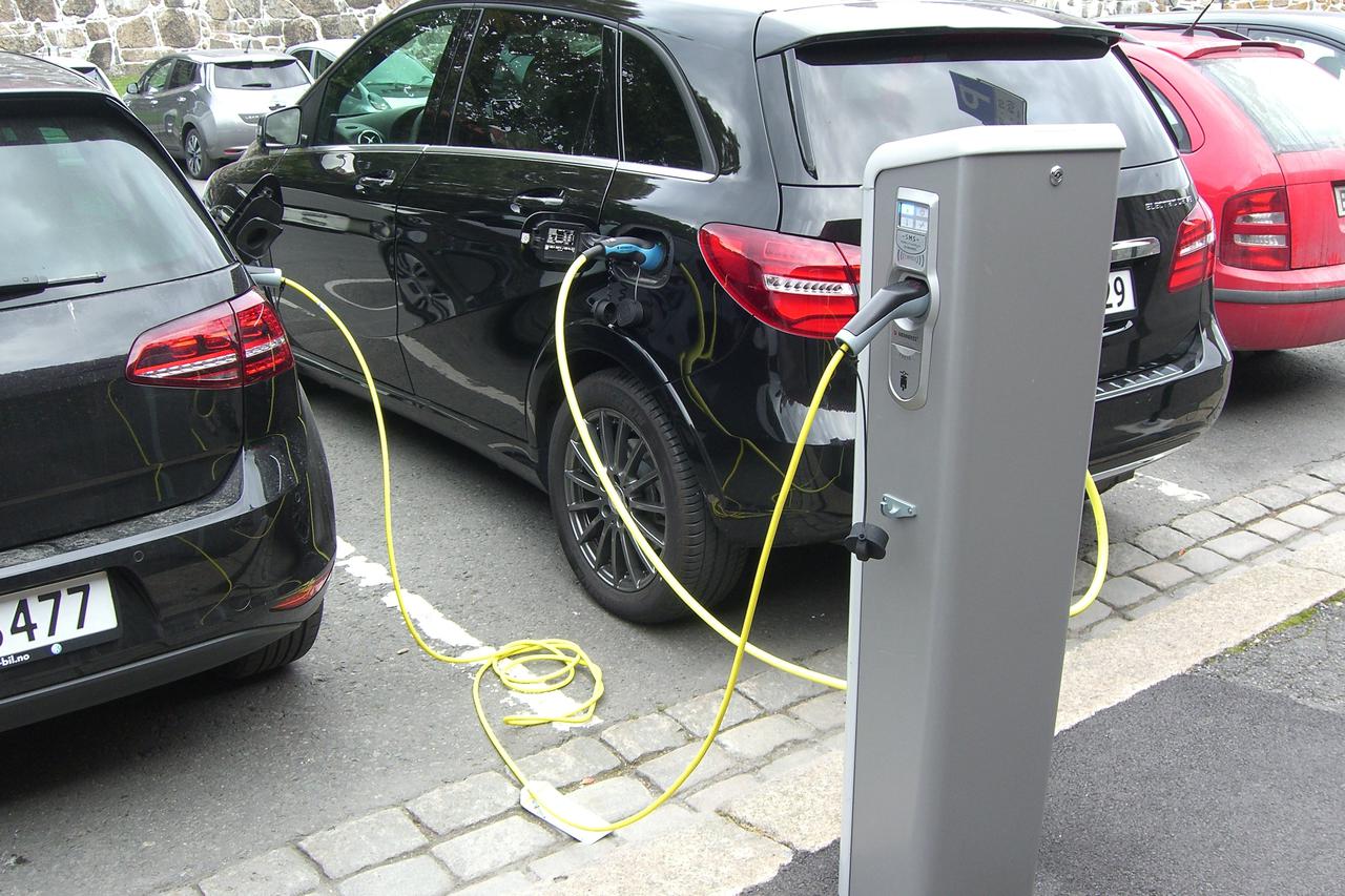 Električni automobil