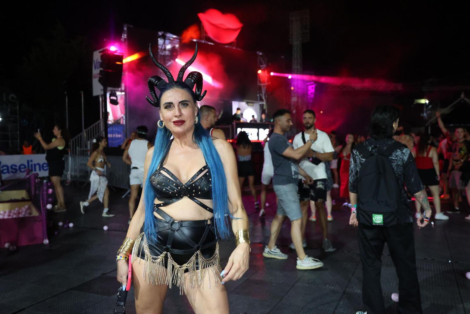 Splitska vampirica imala je kožni outfit ukrašen zakovicama i zlatnim lancima, obula je visoke platforme, a da upotpuni izdanje, odabrala je tamni make up i dugu, plavu kosu. Točka na i njenog outfita bili su upečatljivi rogovi na glavi. 