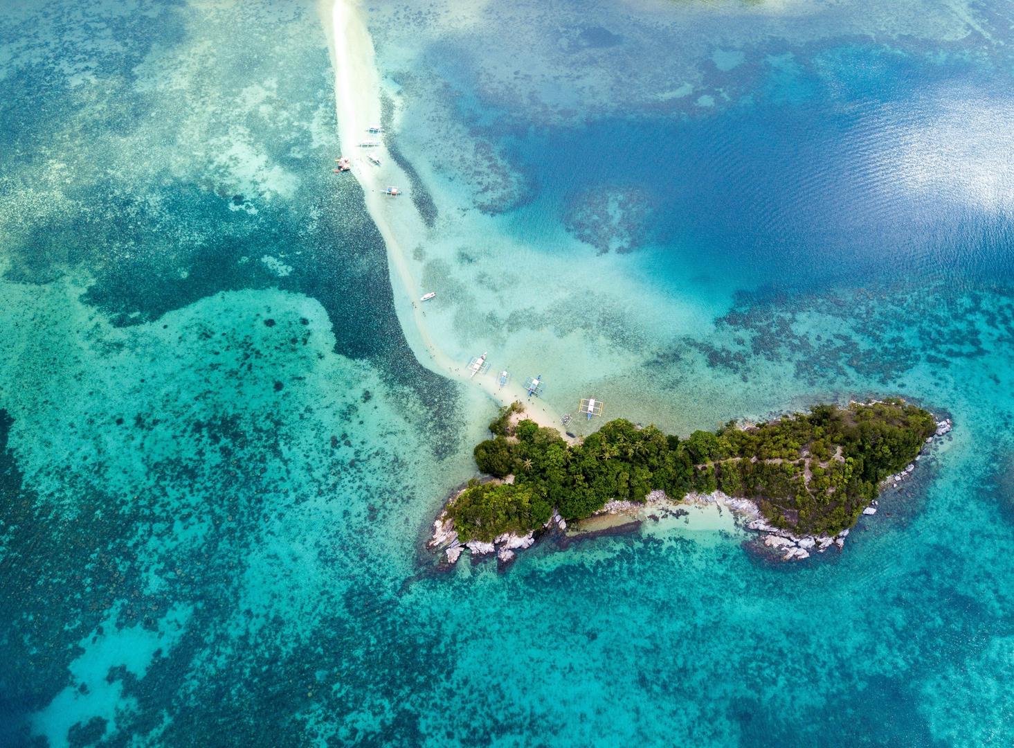 5. Otok zmija, Brazil: Blizu obale Brazila leži Otok zmija, dom tisućama zlatnih poskoka – jedne od najsmrtonosnijih zmija na svijetu. Njihov otrov uzrokuje zatajenje bubrega i unutarnje krvarenje, a otok je toliko opasan da je zatvoren za javnost. Na njega smiju kročiti samo istraživači i vojska, dok posjetitelji mogu promatrati otok samo iz daljine.