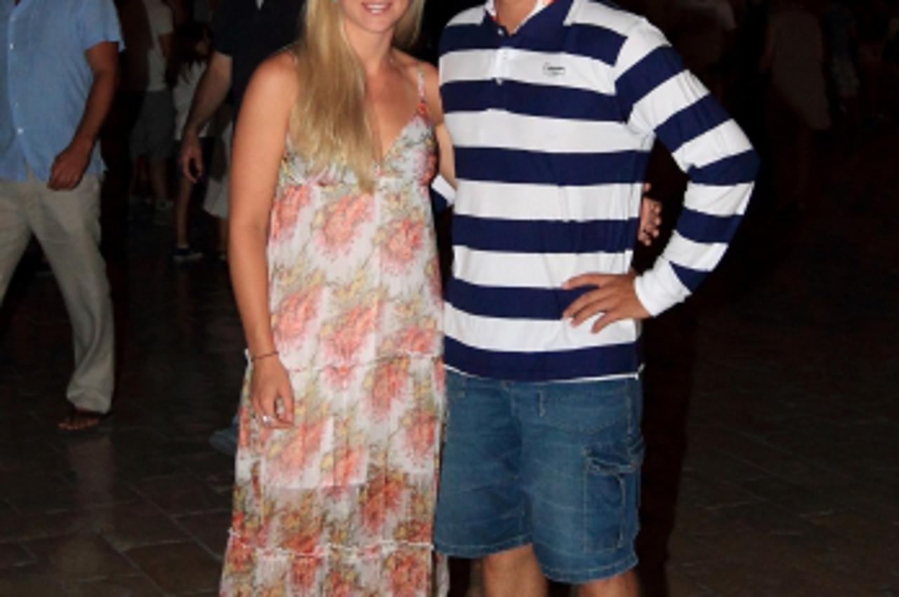 '08.08.2011., Dubrovnik - Elin Arnarsdottir i Ivica Kostelic prosetali su gradom u drustvu Janice Kostelic. Photo: Antonio Bronic/PIXSELL'