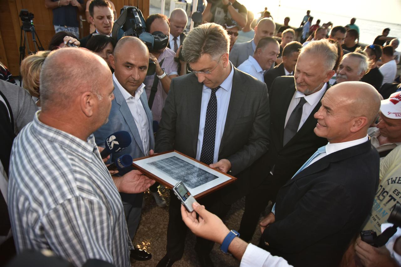 Savudrija: Andrej Plenković od ribara dobio uokvirenu presliku zakona iz 1947. u razgraničenju na moru