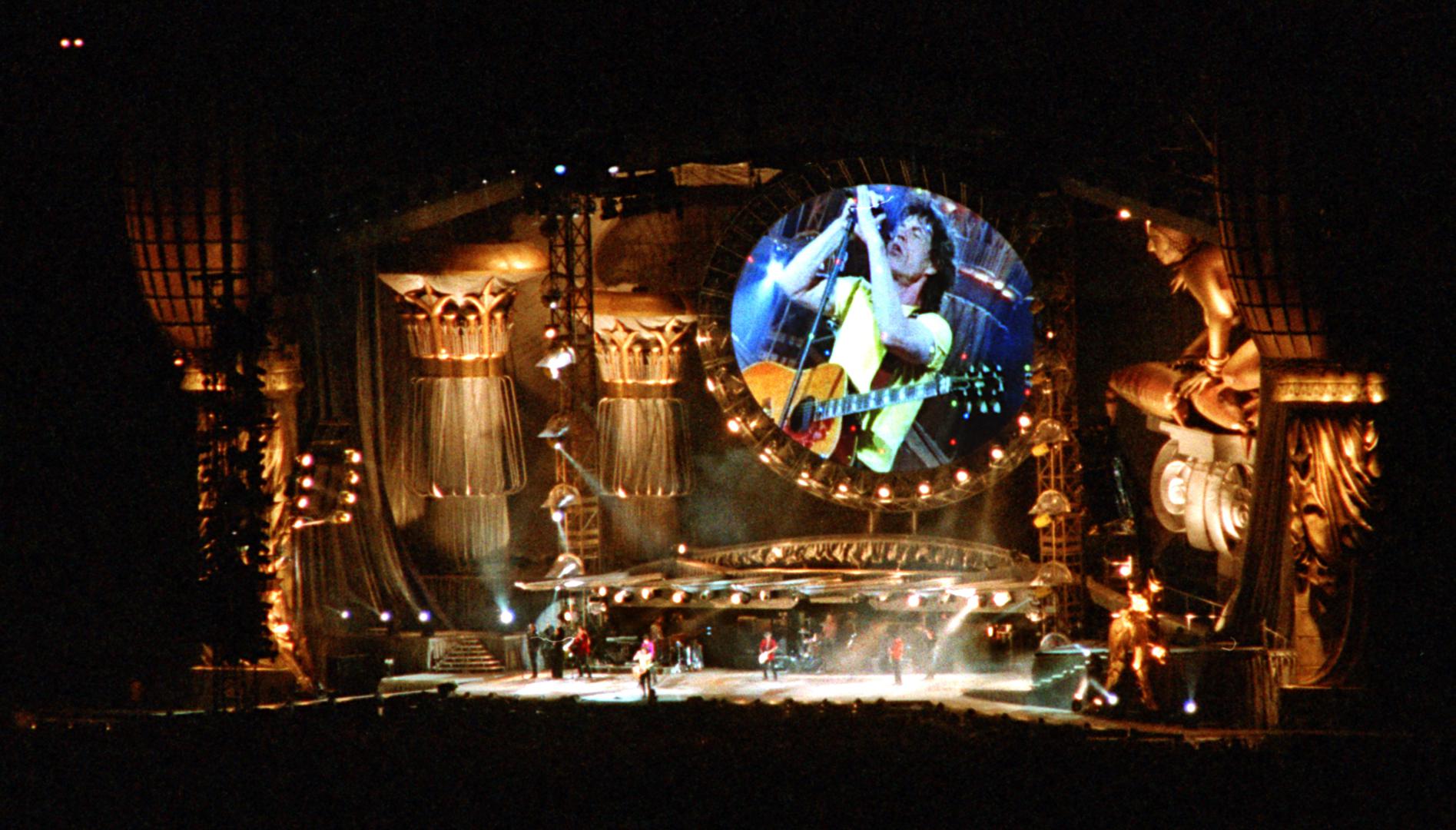 Marko Perković Thompson 5. srpnja ove godine na Hipodromu će zapjevati ispred pola milijuna ljudi. - Koncert Marka Perkovića Thompsona na zagrebačkom hipodromu i službeno je rasprodan! U subotu 5. srpnja 2025. više od pola milijuna ljudi na Hipodromu će uživati na spektaklu koji će biti zapisan u povijesti kao najprodavaniji koncert na svijetu. Čestitamo Marku i njegovom menadžmentu, ponosni smo što imamo priliku biti dio ovog nevjerojatnog projekta, objavljeno je na Facebook stranici Entrija.