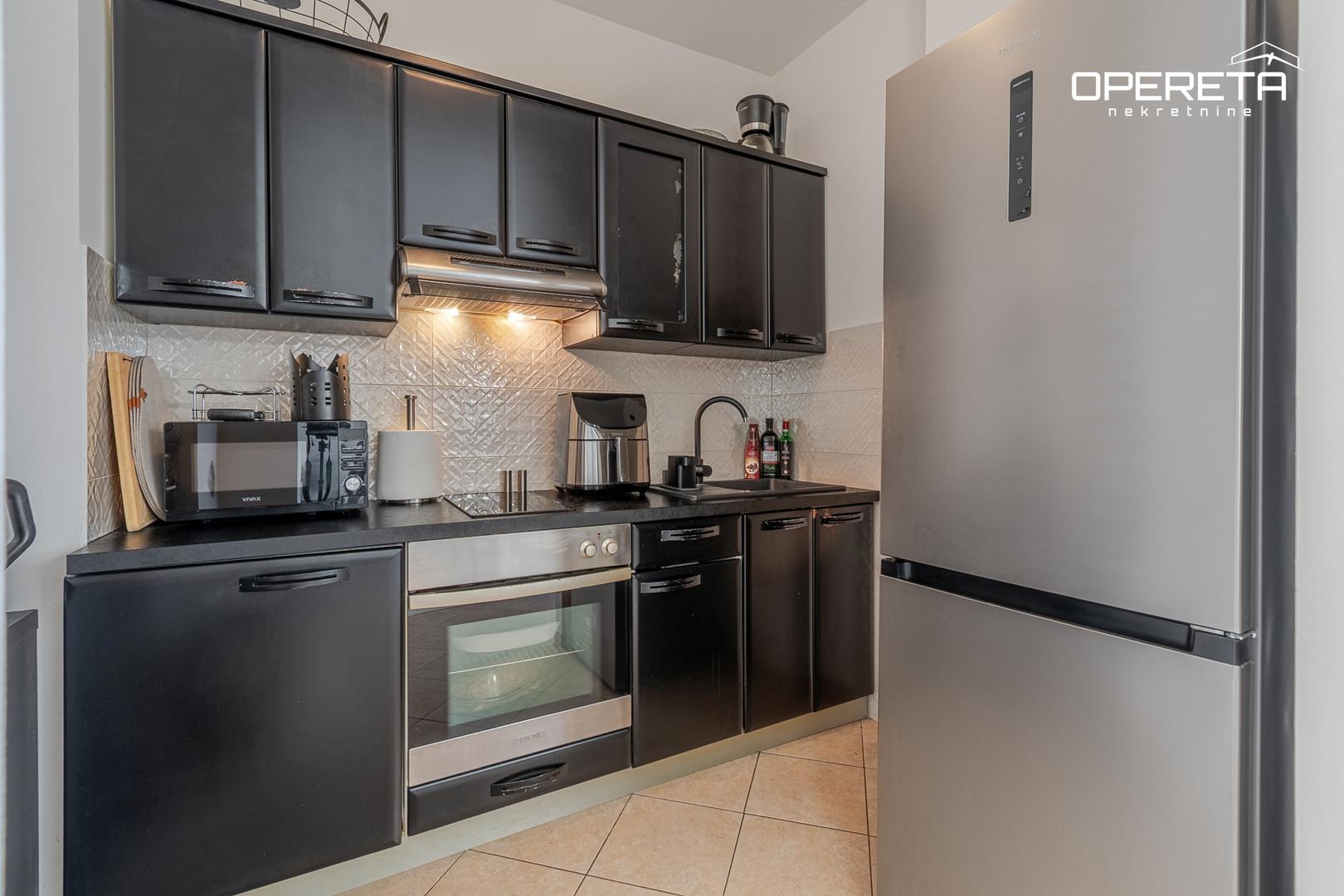 Nekretnina posjeduje energetski certifikat razreda C te urednu dokumentaciju, uključujući vlasnički list. 