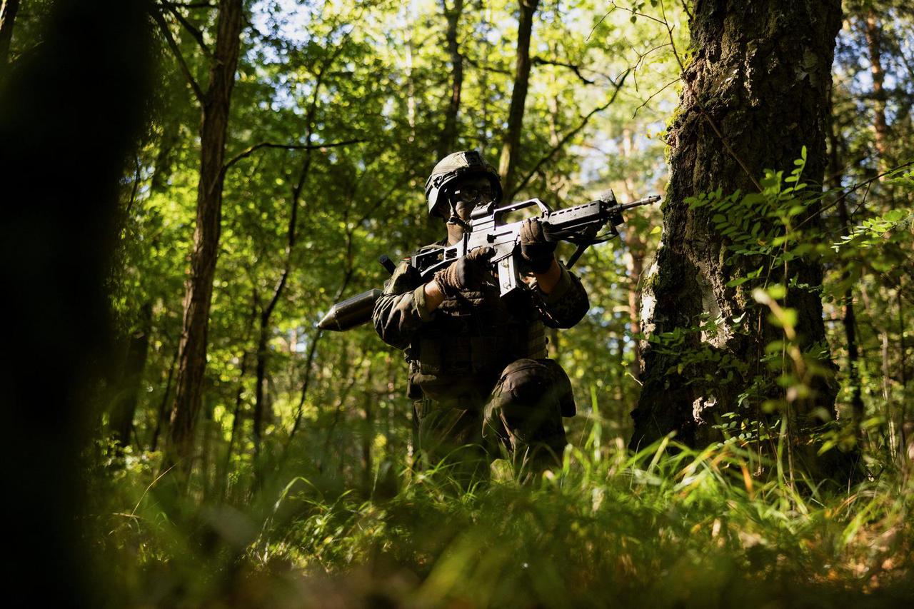 The 6th Company conducts basic special training in infantry combat at the Doeberitzer Heide training area