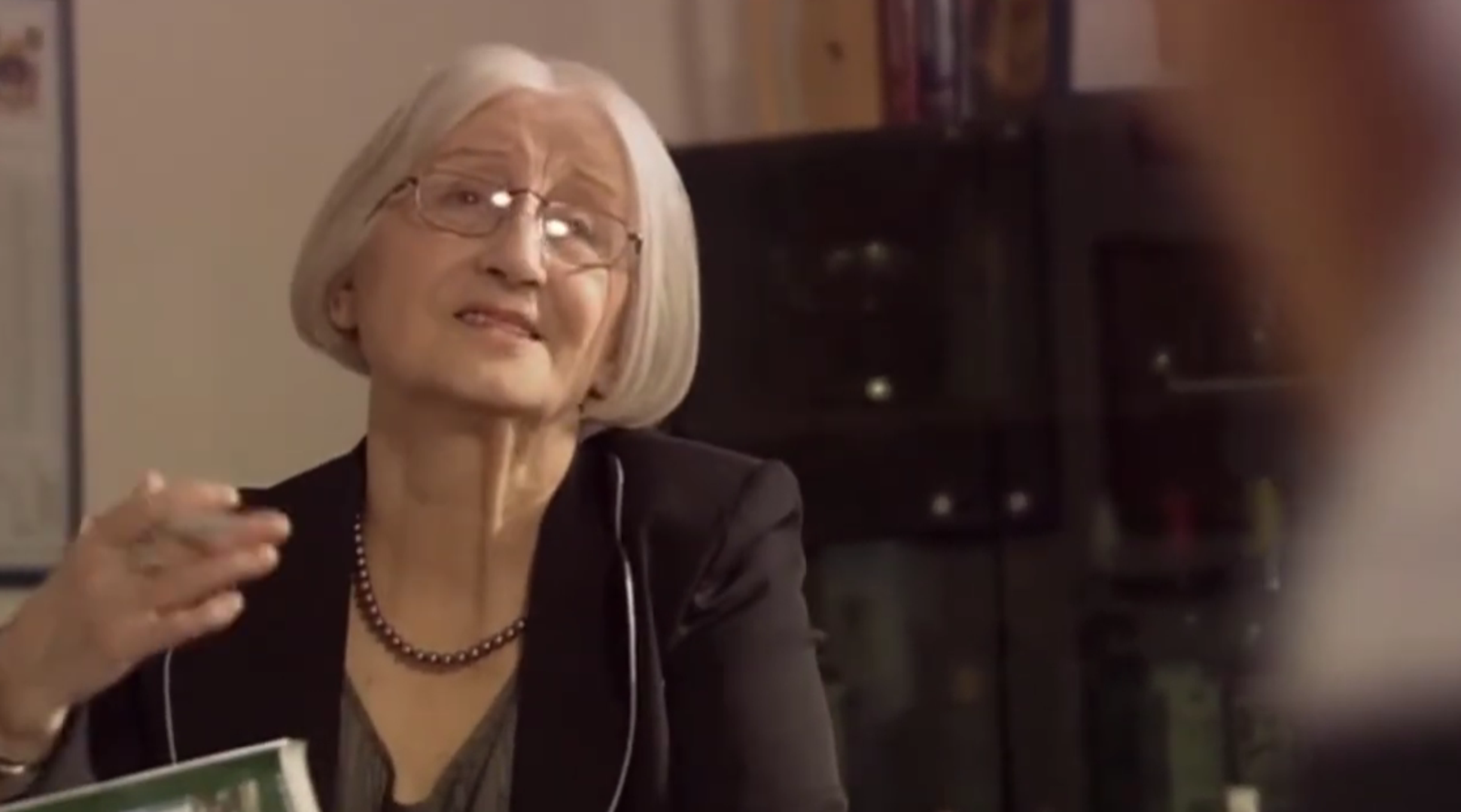 Osim šaha, zavoljela je i bridž. “Ja sam im kuhala kave, pravila sendviče i – kibicirala. Kako sam u duši kartaš, igra mi se svidjela.” Igrala je, dodala bi uz osmijeh, “sve osim briškule i trešete, koje me pokušao naučiti Boris Dvornik, ali bez uspjeha.” 