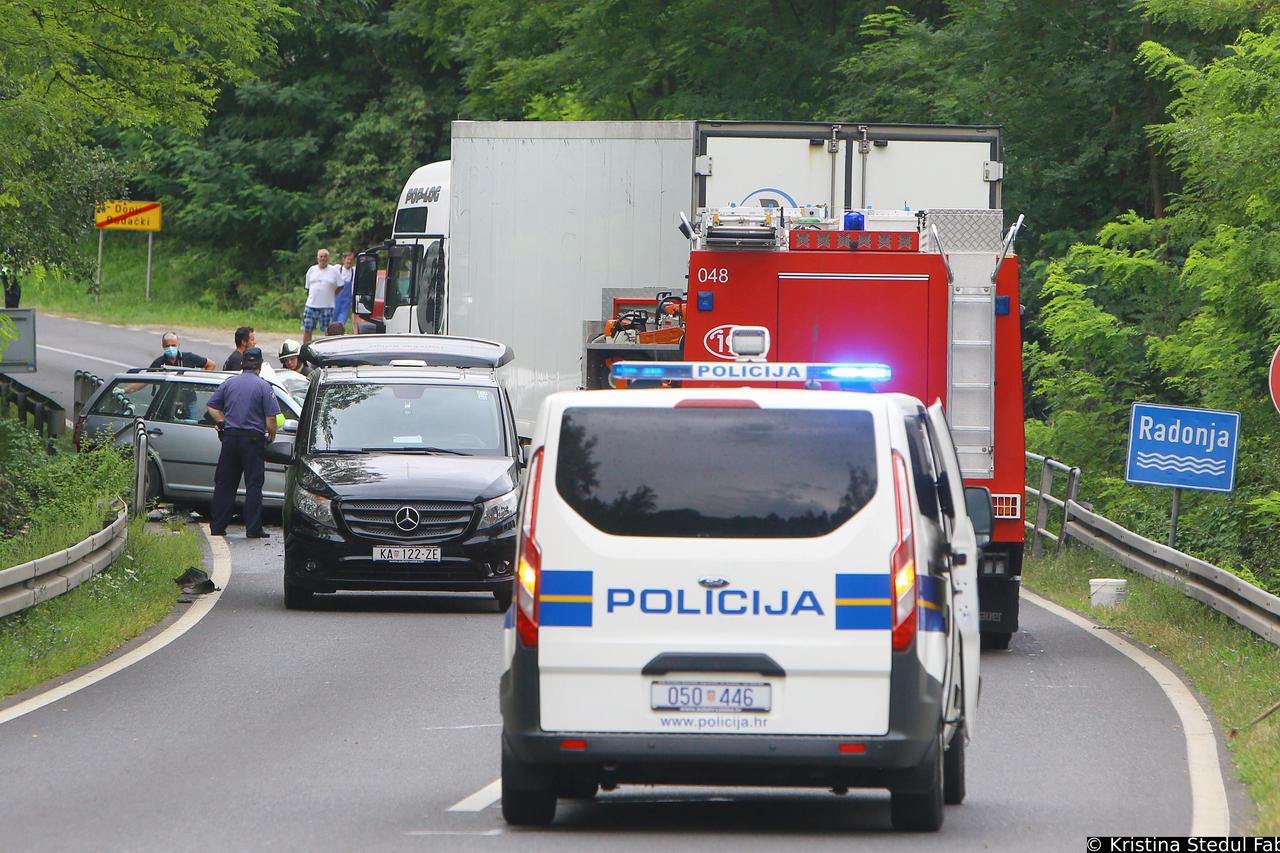 Krnjak: Vozač osobnog automobila poginuo u sudaru s teretnim kamionom
