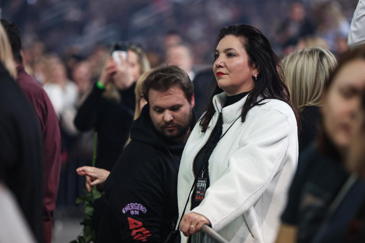 Zagreb: Špela Možina partnerica Saše Lošića na koncertu  Plavog Orekstra