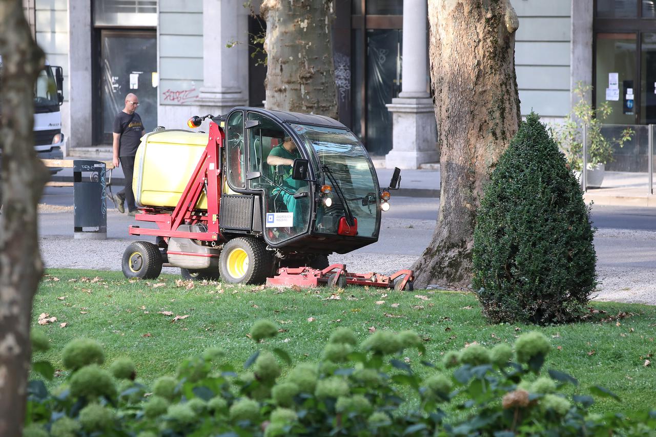 Zagreb: Radnici kose travu na Zrinjevcu