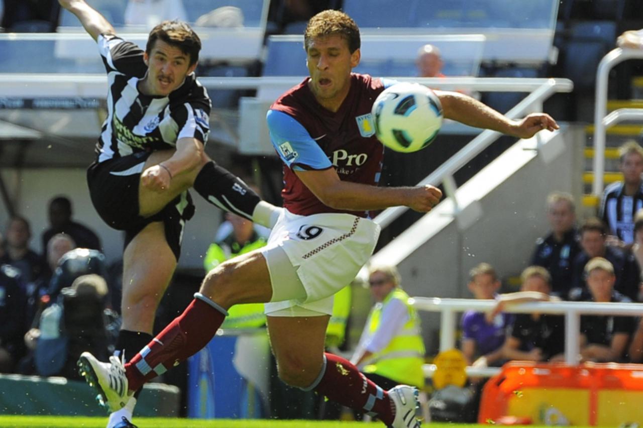 'Newcastle United\'s Joey Barton (L) shoots to score as Aston Villa\'s Stiliyan Petrov tries to block during their English Premier League soccer match in Newcastle, northern England August 22, 2010. R