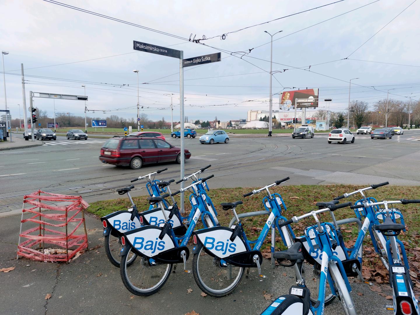 Vozač je, podsjetimo. autom naletio na trafostanicu i postaju za bicikle.