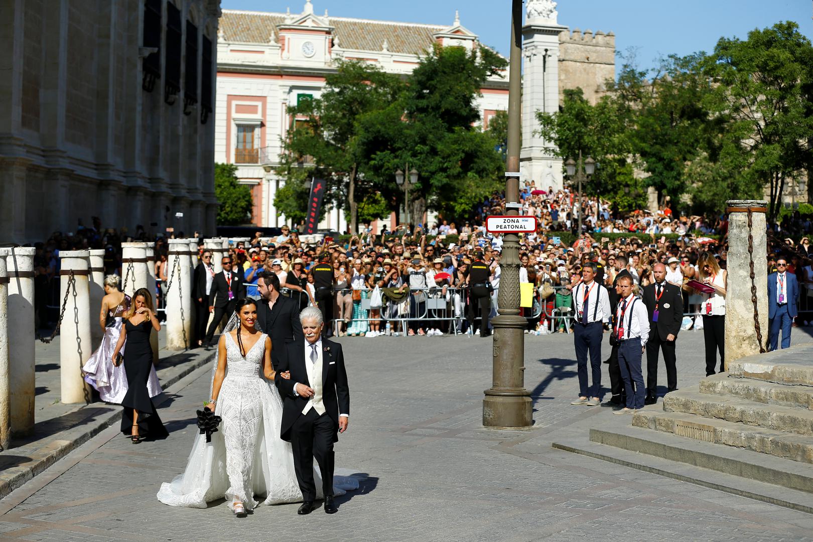 Događaj koji su u Španjolskoj prozvali 'vjenčanjem godine' pravi je spektakl, a na svadbu je stiglo više od 500 ljudi iz svijeta sporta i šoubiza. 

