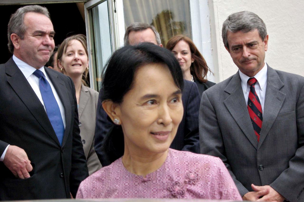 'Myanmar democracy icon Aung San Suu Kyi (C) looks on following a meeting with US Assistant Secretary of State for East Asian and Pacific Affairs Kurt Campbell (L) at a hotel in Yangon on November 4, 