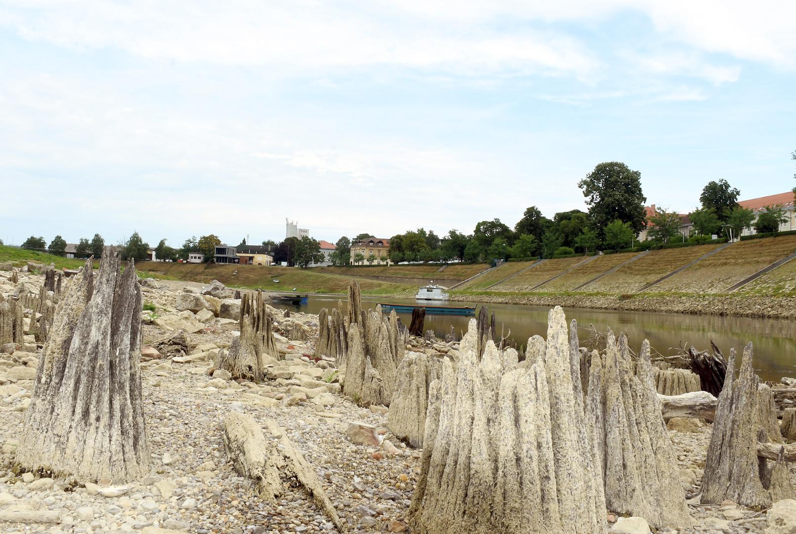 Iako su danas od drevne Siscije, nekadašnje prijestolnice provincije Panonije Savije, ostali vidljivi tek rijetki fragmenti, nasljeđe njezine kovnice i dalje živi. Ona nije bila samo tvornica novca, već strateško srce koje je omogućavalo funkcioniranje golemog obrambenog sustava