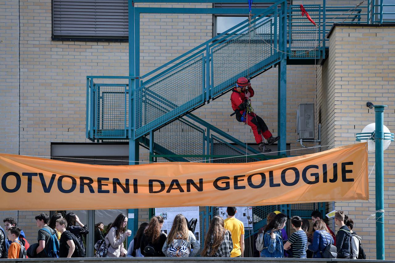 Zagreb: Manifestacija Dan i noć na PMF-u