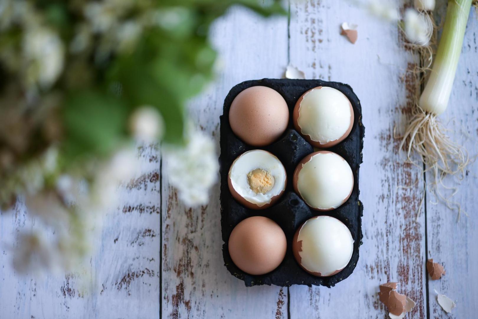 Slabo kuhana jaja odlična su za razne recepte, poput tosta s avokadom i jajima. Kako biste dobili slabo kuhana jaja koja imaju tekući žumanjak, kuhajte ih u vrućoj vodi tri minute. Zatim ih izvadite i stavite u hladnu vodu, sve dok se ne ohlade. Ako volite malo tvrđi bjelanjak, kuhajte ih četiri minute.