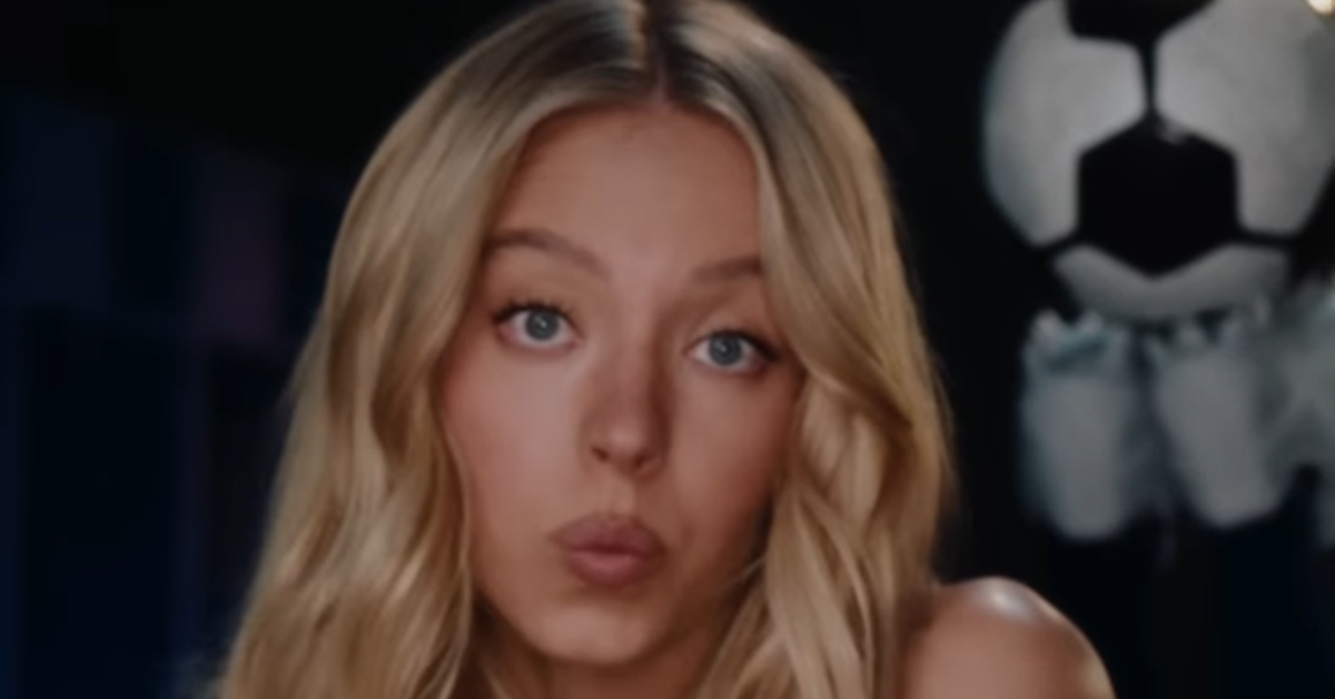FOTO Najseksi glumica današnjice nakon kritika za reklamu ponovno pozirala u krevetu, a jedan detalj privukao je posebnu pozornost