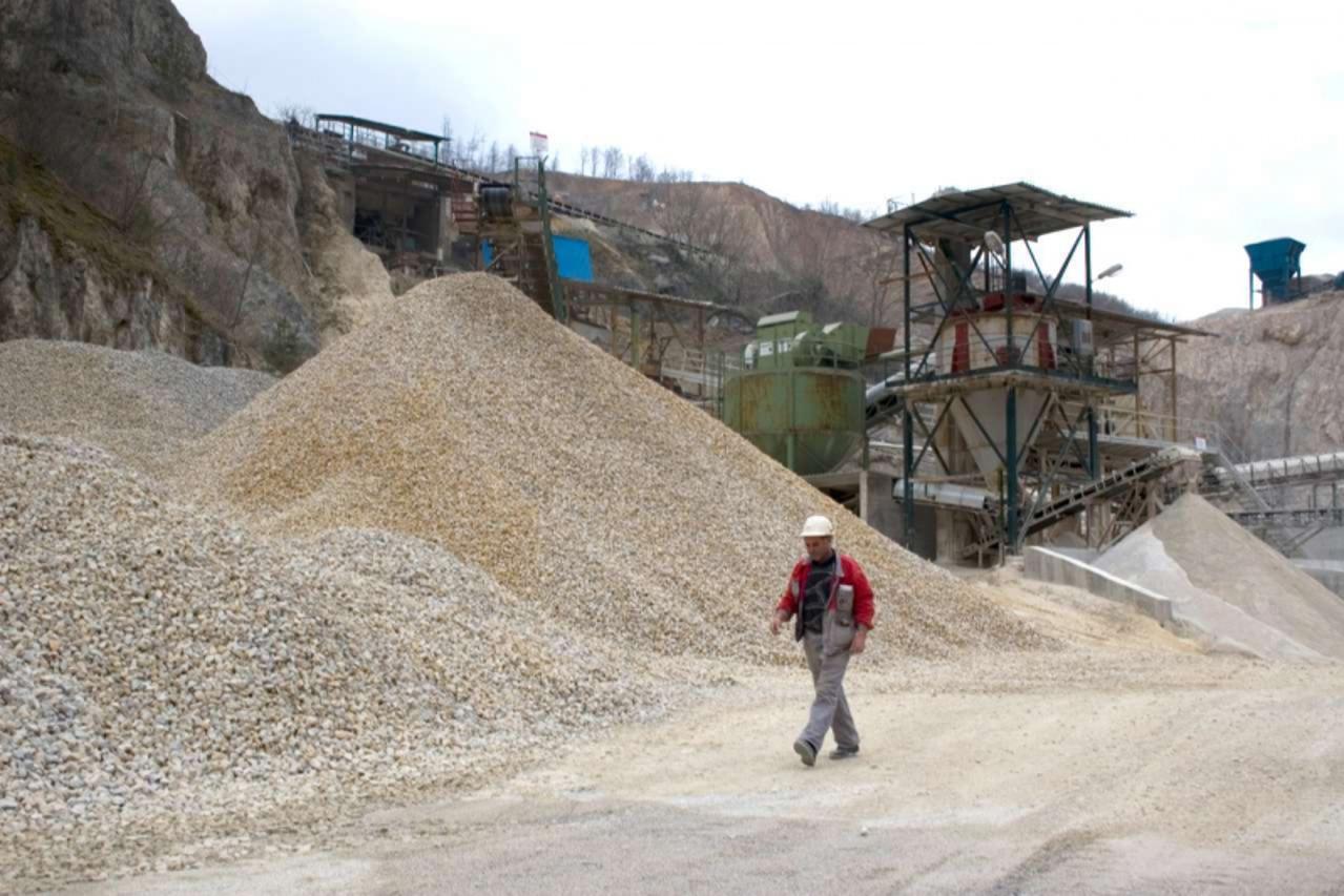 'var \\u0096 05. 110. 2010., Lepoglava \\u0096 Zbog tromosti i drzavne administracije, kamenolom u Ocuri je zatvoren, a 49 radnika poslano je kucama  PHOTO:  Ljiljana Risek '