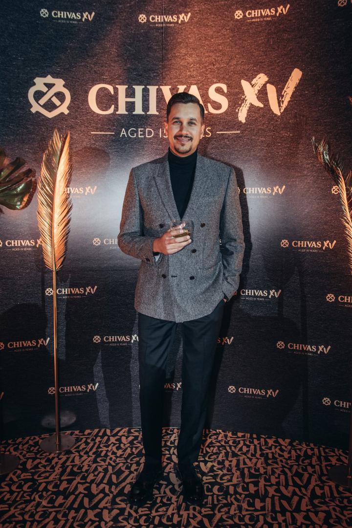 Na ekskluzivnoj večeri otmjenosti i luksuza jednog brenda alkoholnog pića pojavili su se brojni poznati. U ugodnoj atmosferi i glazbi uživao je tako i pjevač Marko Tolja.