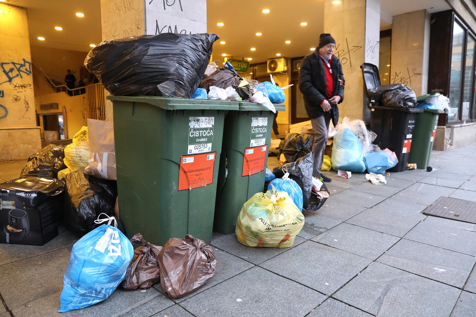 25.01.2023., Zagreb - Treci dan strajka radnika Cistoce Zagreb se pretvorio u vrecograd i sve je veca kolicina neodvezenog otpada koja se skuplja na ulicama. Gradjani glavnog grada pitaju se hoce li se gradonacelnik Tomasevic, koji je prvi dio tjedna proveo na sluzbenom putu u Ateni na sastanku gradonacelnika jugoistocne Europe, ukljuciti u rjesavanje problema koji su nastali zanemarivanjem problema u Cistoci i moze li on uopce nesto napraviti. Photo: Patrik Macek/PIXSELL