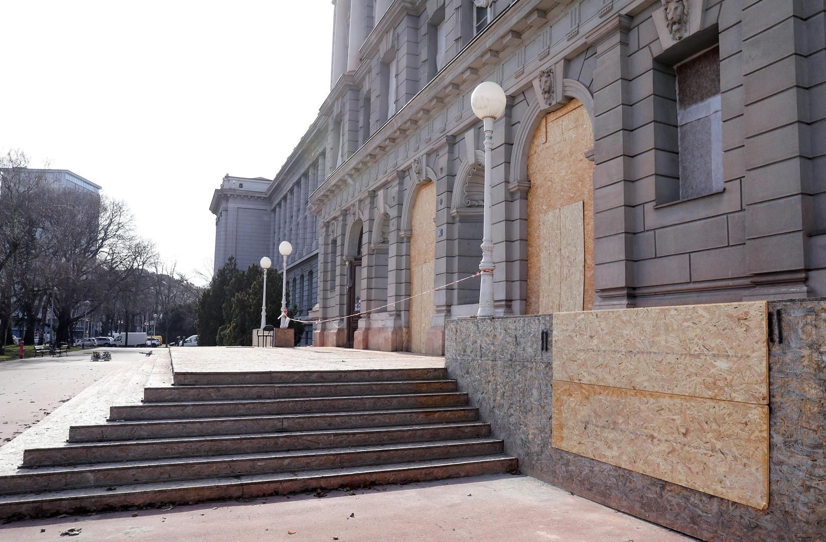 06.02.2024., Zagreb, Radnici uklonili grafit Di si radosti i i Di si lipa. Preko grafita stavljene su nove OSB ploce i zastitar seta oko zgrade Photo: Emica Elvedji/PIXSELL