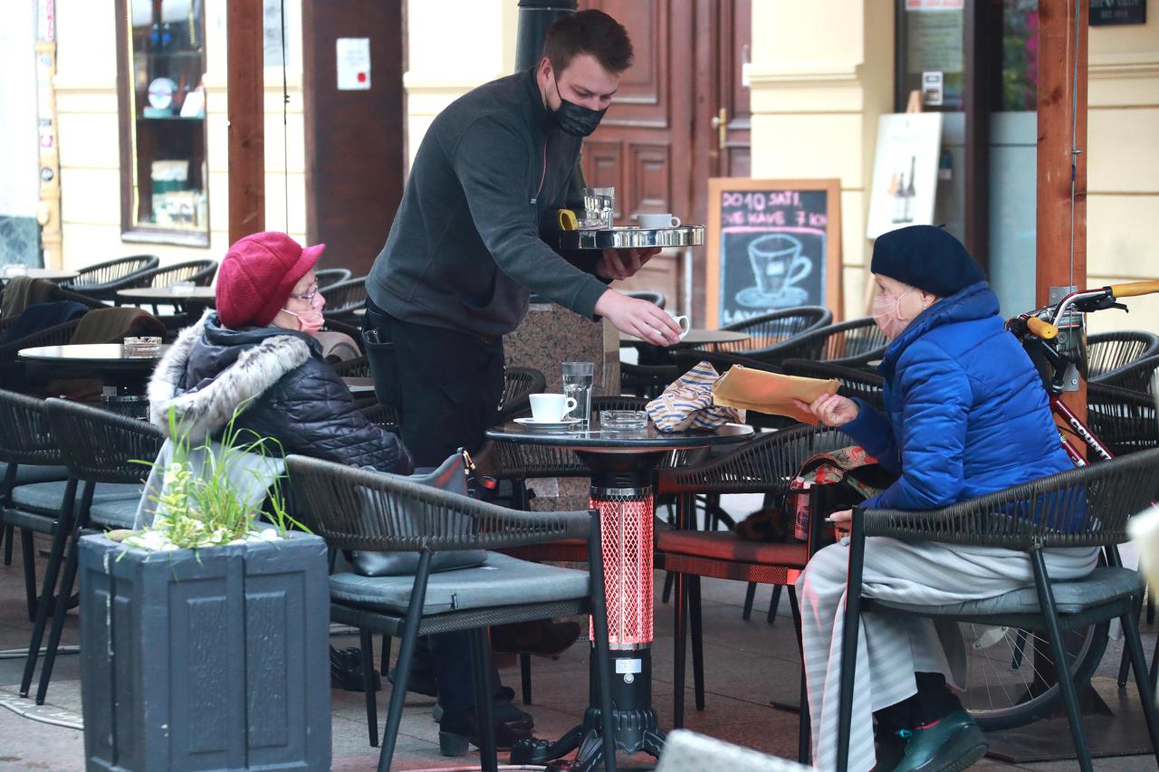 Zagreb: Grijalice i deke na terasama kafića kako bi gostima bilo ugodnije