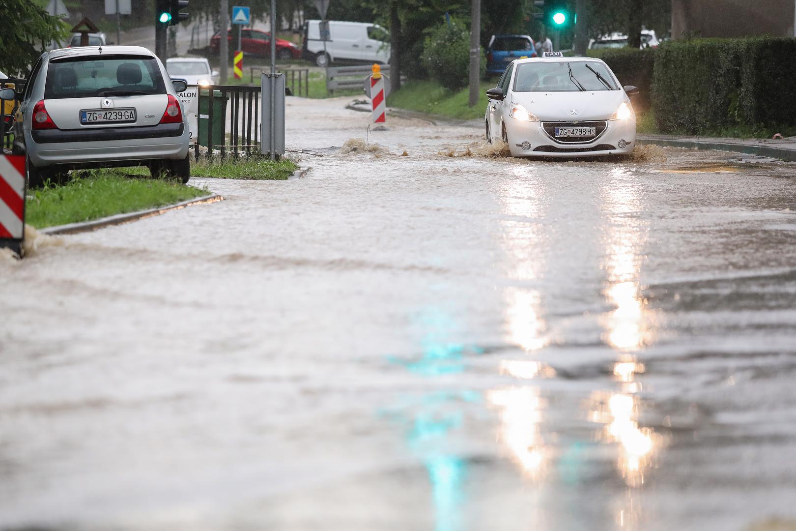 26.07.2020., Zagreb - Jako nevrijeme s kisom i tucom pogodilo je Crnomerec te je u ulici Fraterscica uzrokovalo vodenu bujicu i pucanje asfalta.  Photo: Luka Stanzl/PIXSELL