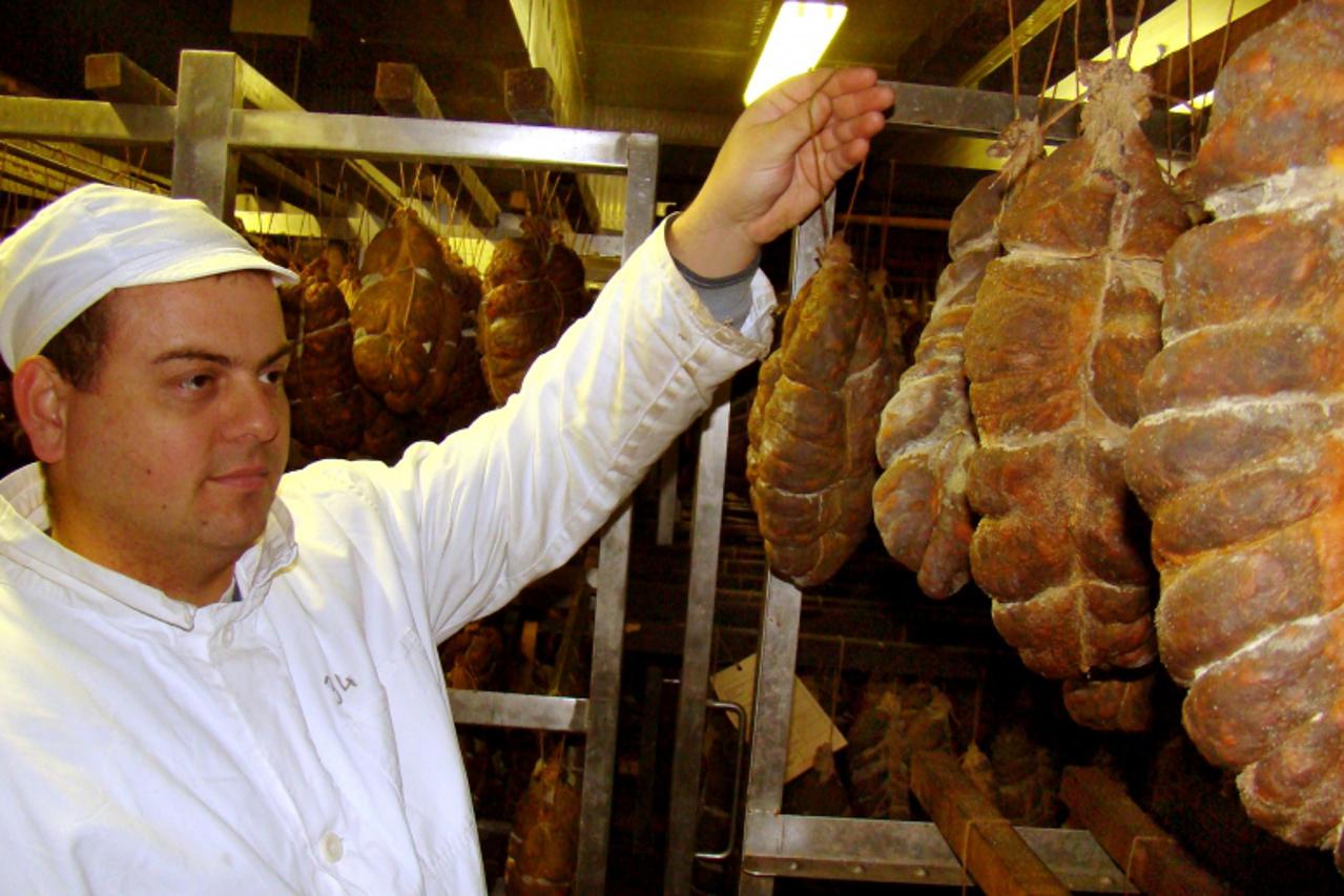 'unu - 301210- slatina  - slavonski kulen u \'mesopreradi\'  snimio dragutin santosi'