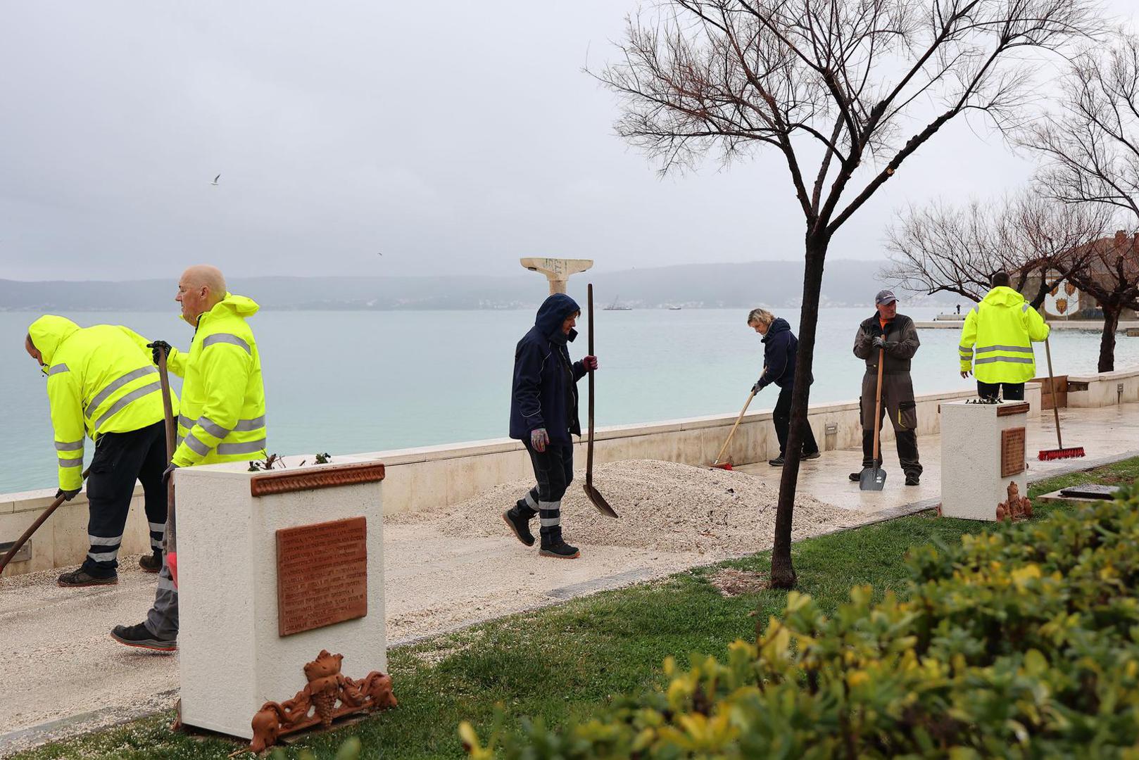 Na terenu su bile četiri vatrogasne ekipe koje su radile na ispumpavanju restorana i poslovnih objekata.