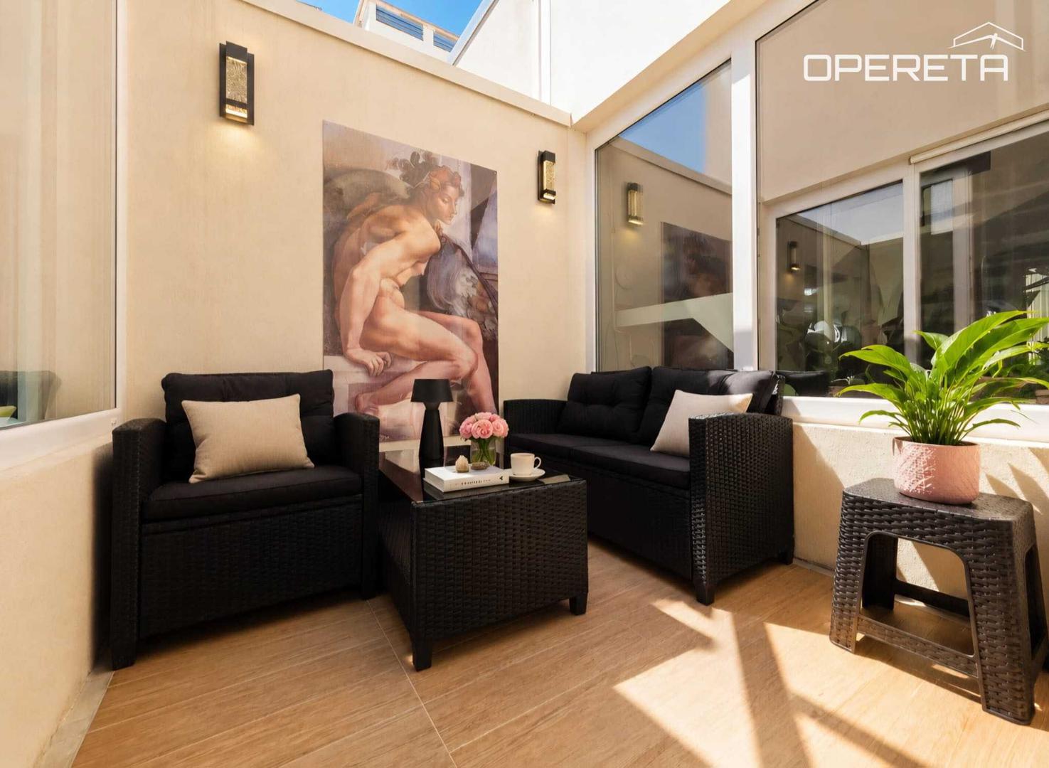 U oglašenoj kvadraturi nisu uračunati pripadajuće spremište, balkon uređen kao zimski vrt te dodatna terasa na gornjoj etaži.
