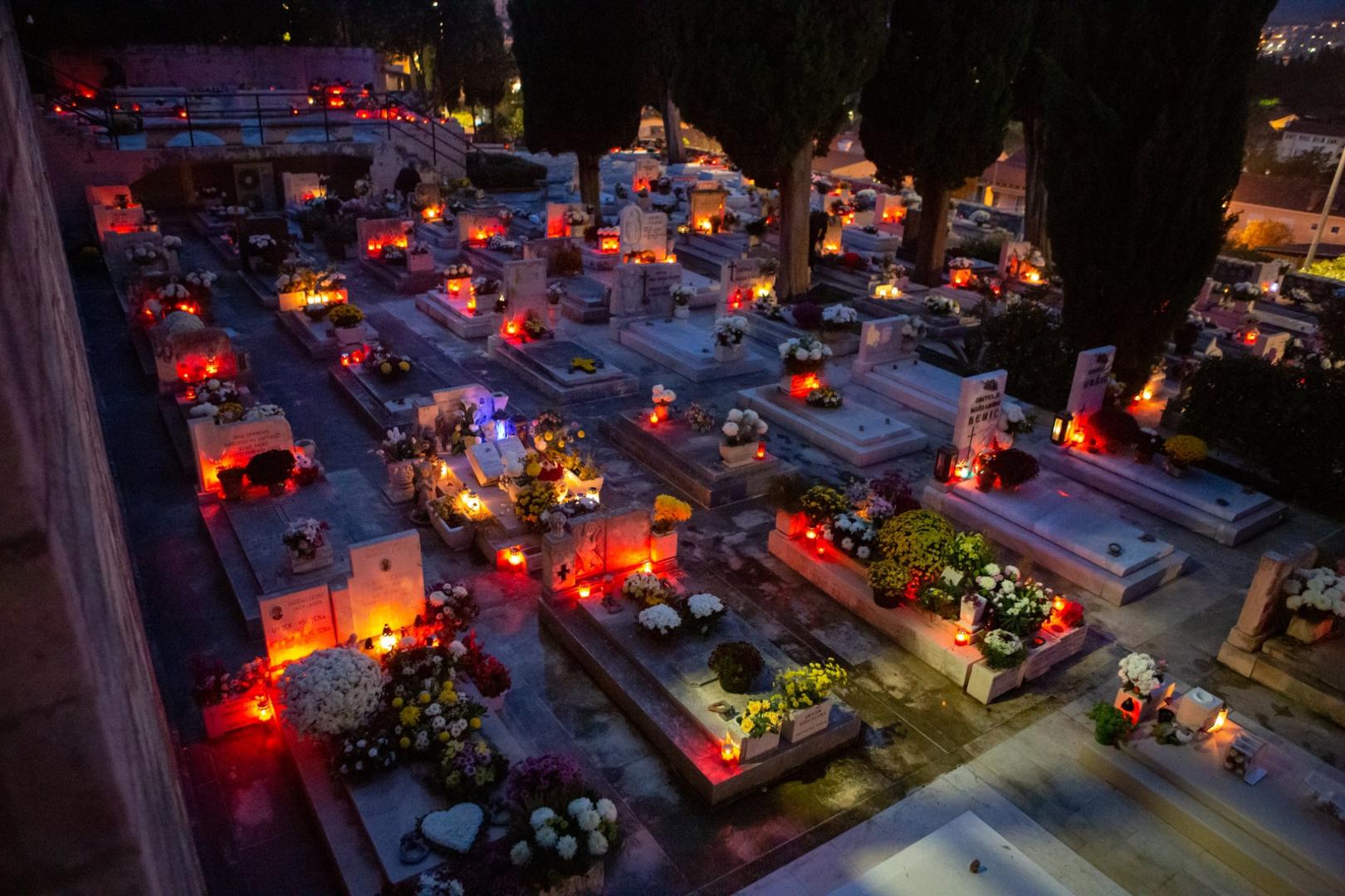Lampioni su već sinoć zasjali na groblju u Dubrovniku.