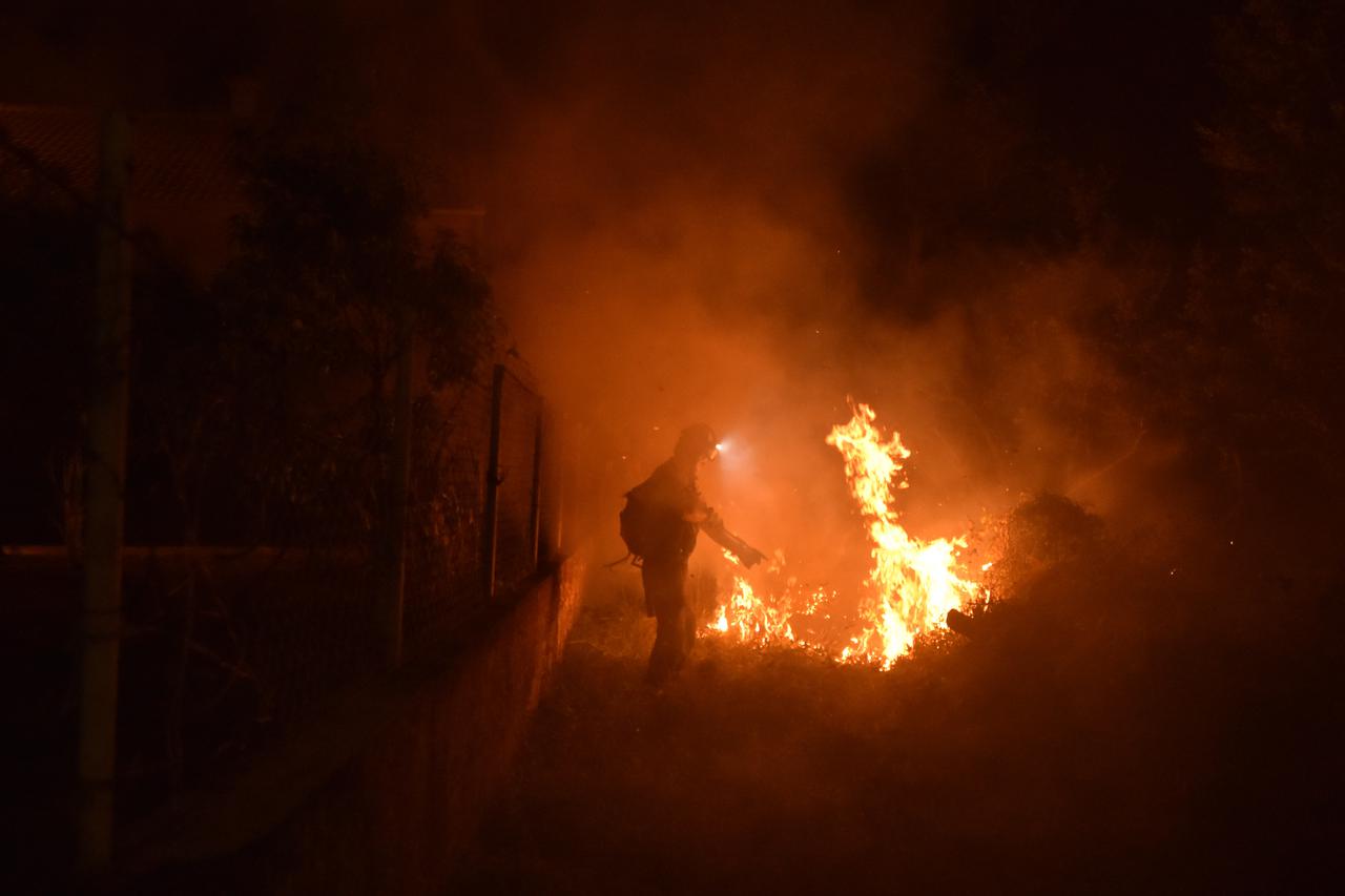 Požar u Uzdolju brzom intervencijom kninskih vatrogasaca stavljen pod kontrolu