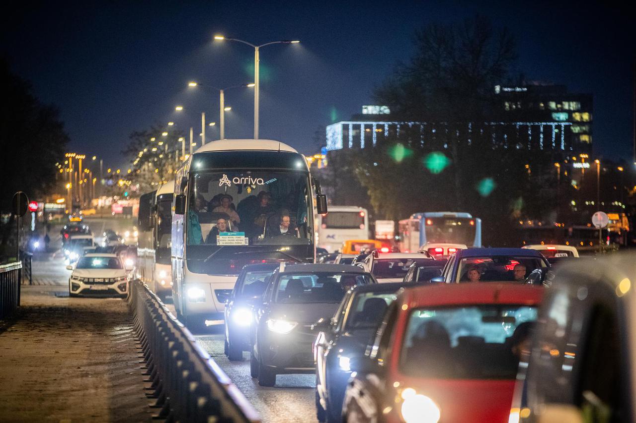 Zagreb: Prometna gužva na Mostu Slobode