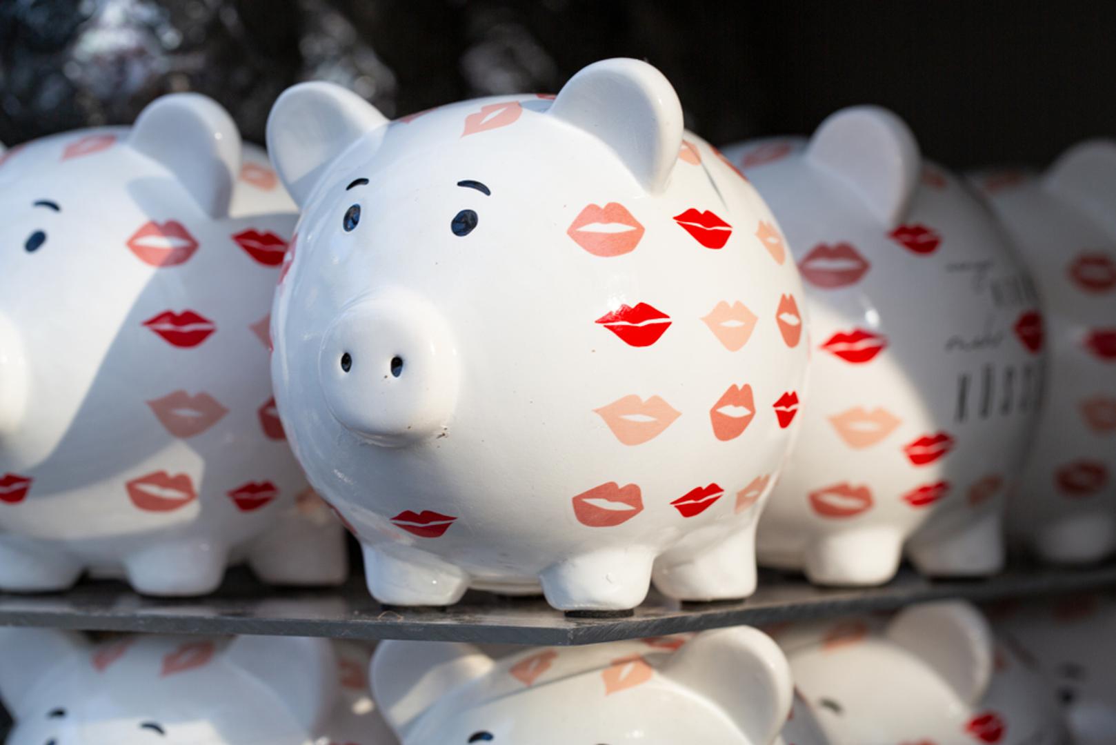 Njemačka: Ako ste se zasitili sitnica u obliku srca na Valentinovo, inspirirajte se njemačkim parovima koji umjesto toga razmjenjuju darove u obliku svinje. Navodno je svinja simbol i ljubavi i požude, pa nije neuobičajeno davati i primati kipiće svinje, plišane životinje i još mnogo toga. Dijele se i cvijeće i čokolade, kao i đumbirovi keksi s glazurom punom lijepih riječi.