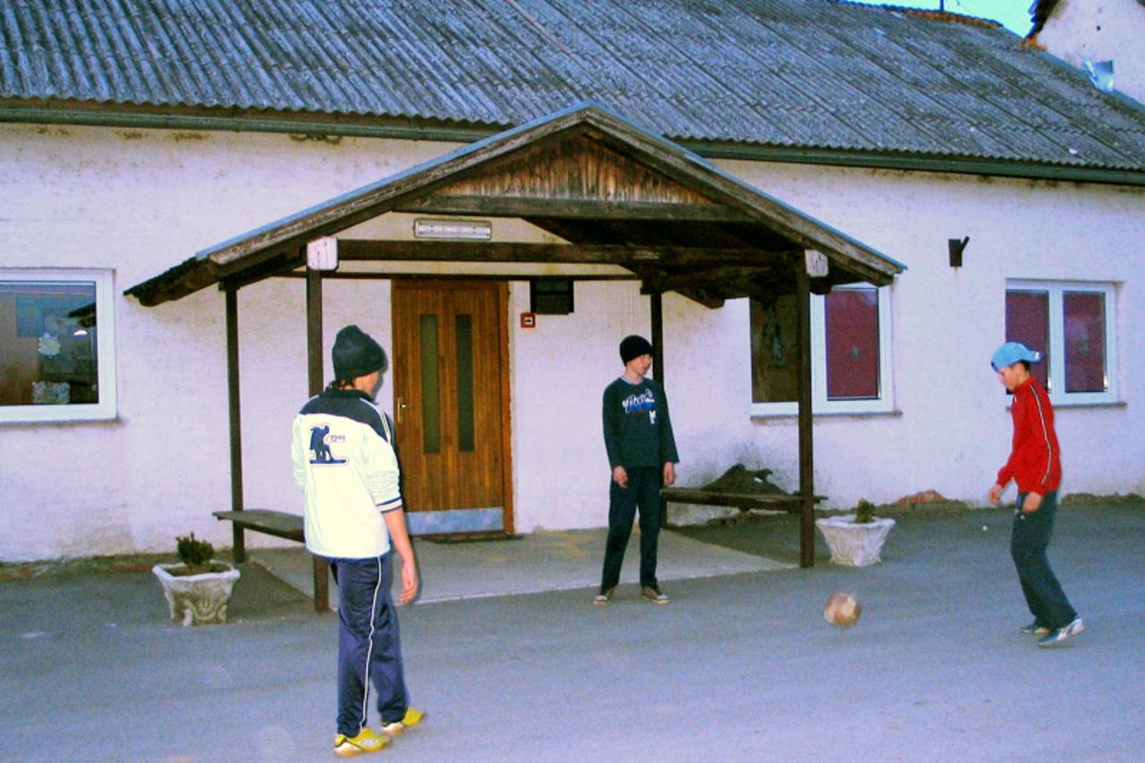 'sisak - 08.04.2010., Zazina - Podrucna skola uskoro ce biti zatvorena. Photo:Bozidar Antolec'