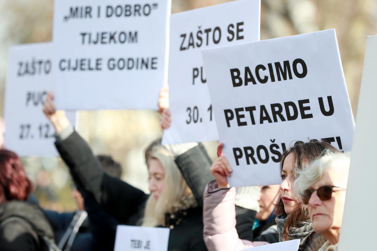 Prijatelji životinja okupili se ispred MUP-a i traže potpunu zabranu petardi