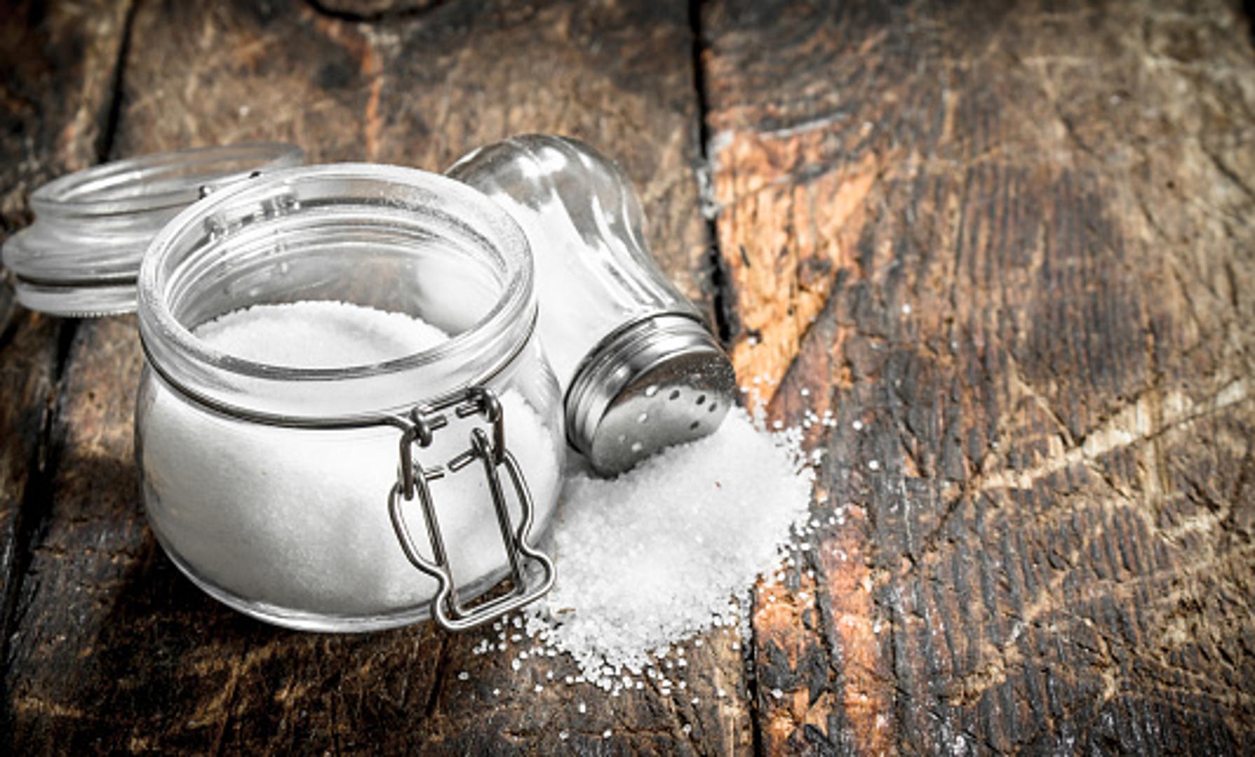 Sol je neizostavni začin u svakoj kuhinji i važan je za naše tijelo. Ali, u umjerenoj količini. Od davnina se koristi za zimnice i čuvanje namirnica, a u jela se dodaje kako bi "zaokružila okus". Upoznat ćemo vas s nekoliko zanimljivih činjenica koje možda niste do sada znali o soli...
