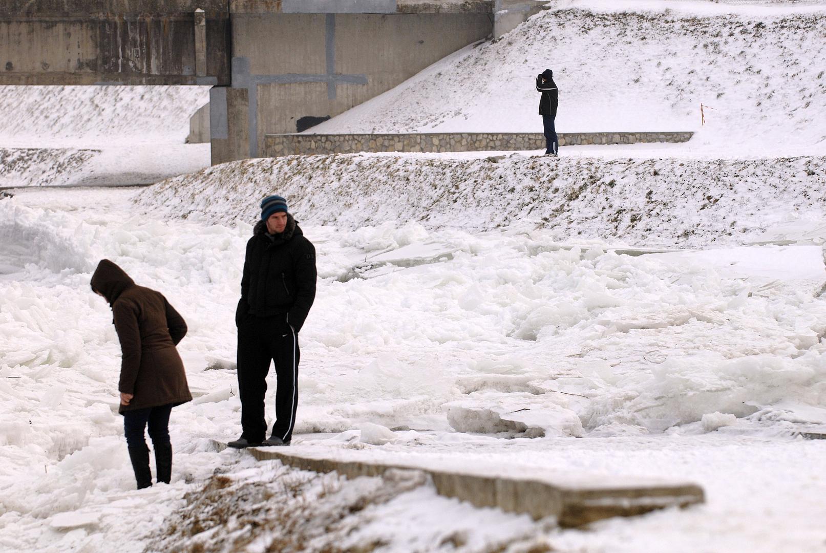 Zima 2012. godine ostala je zapamćena kao jedna od hladnijih, a diljem Hrvatske, snijeg i niske temperature izazvali su probleme, ali i donijeli neke neponovljive slike – od zaleđenih rijeka do snježnog Splita, u kojem su učenici danima uživali u prisilnim zimskim praznicima. 